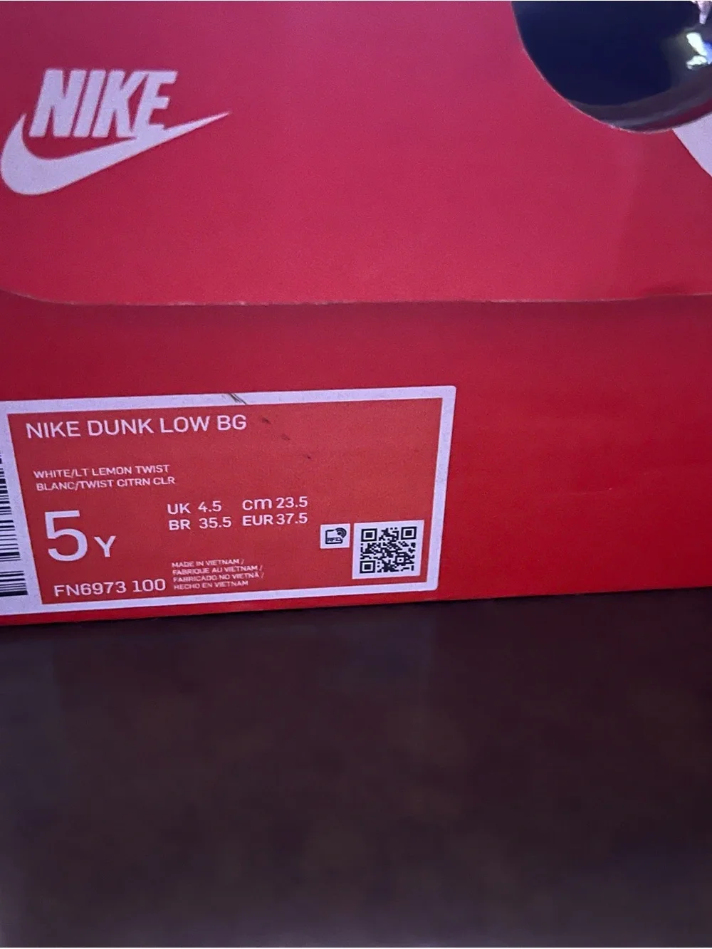 Nike Kids Low-Top Sneakers in White, Green, Blue & Yellow 5Y or 6.5W